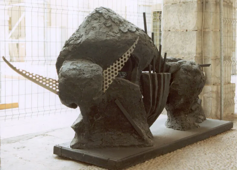  EL PARLAMENTO TRASLADA DE UBICACIÓN EL BISONTE DE JESÚS GONZÁLEZ DE LA VEGA