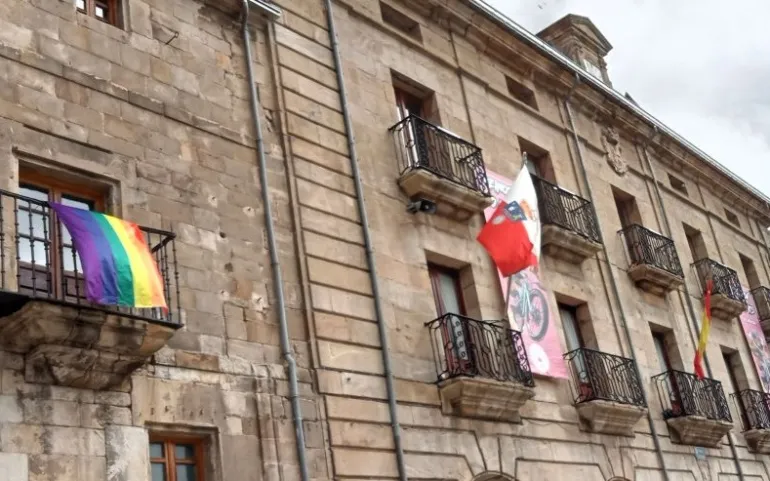  La bandera arco iris ondea en el Ayuntamiento de Reinosa