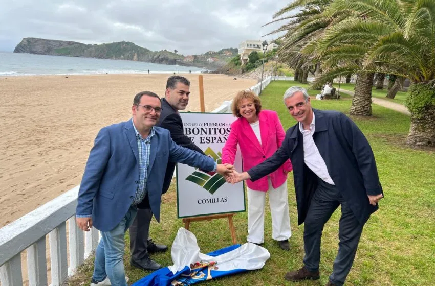 Comillas destapa el cartel que le proclama como uno de los pueblos más bonitos de España