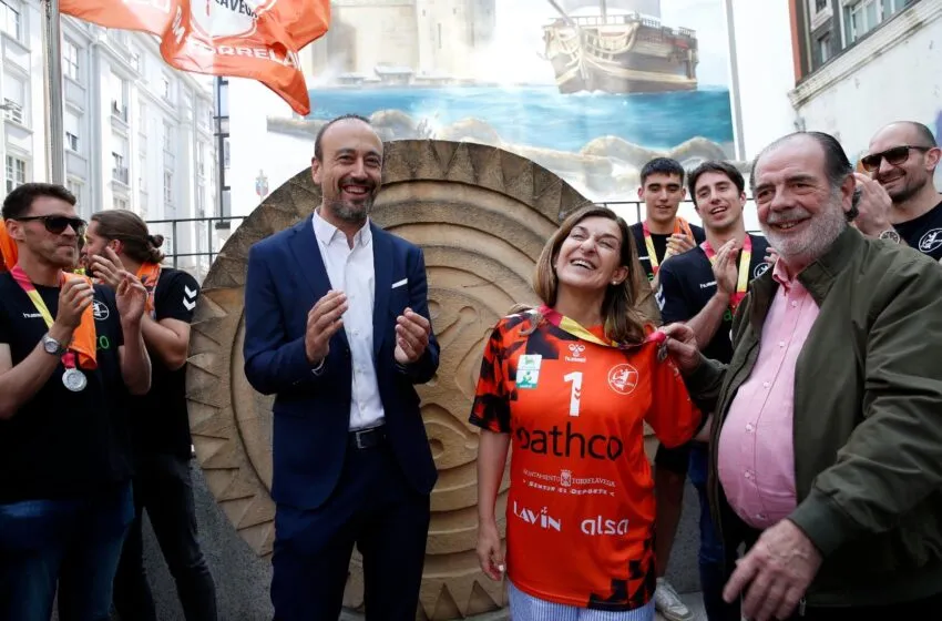 Noticias de Cantabria | El Cántabro | Buruaga recibe al Bathco Balonmano Torrelavega, subcampeón de la Copa del Rey: "Habéis hecho historia y sois un orgullo para el deporte de la región"