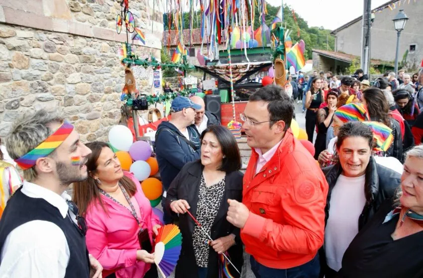 Noticias de Cantabria | El Cántabro | Begoña Gómez del Río asiste en Barcenillas (Ruente) al desfile del III Festival Agrorgullo