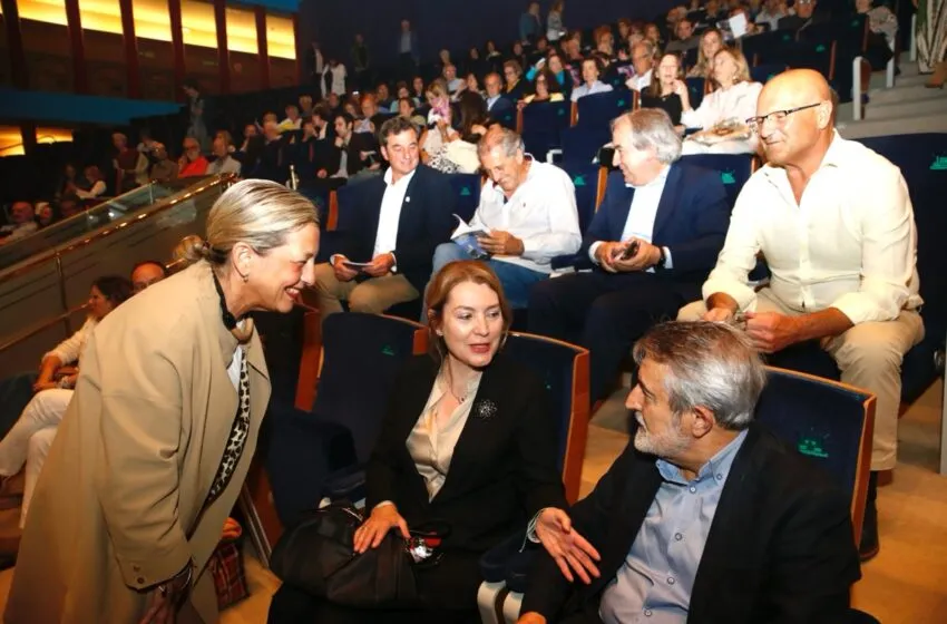  La consejera de Cultura asiste al último concierto incluido en el ciclo ‘Caminos que nos unen’ en el Palacio de Festivales