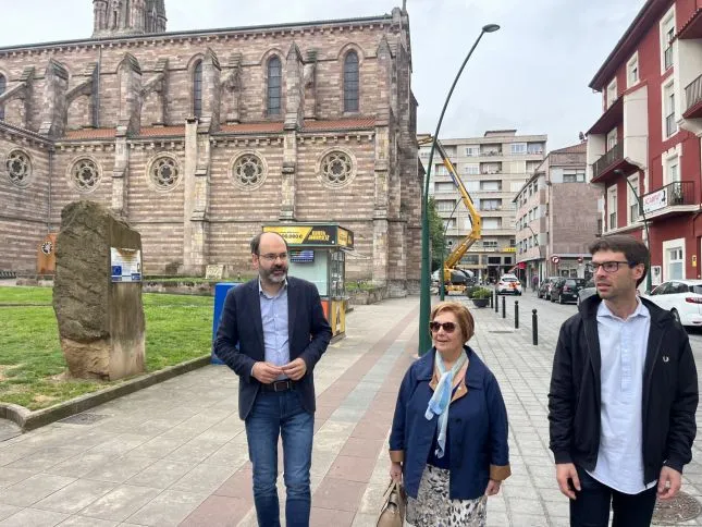  Se retiran bolardos de la calle Ceferino Calderón para habilitar plazas de aparcamiento en La Inmobiliaria