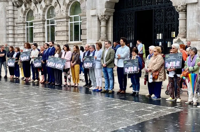  Santander guarda un minuto de silencio por las cinco últimas mujeres asesinadas en España