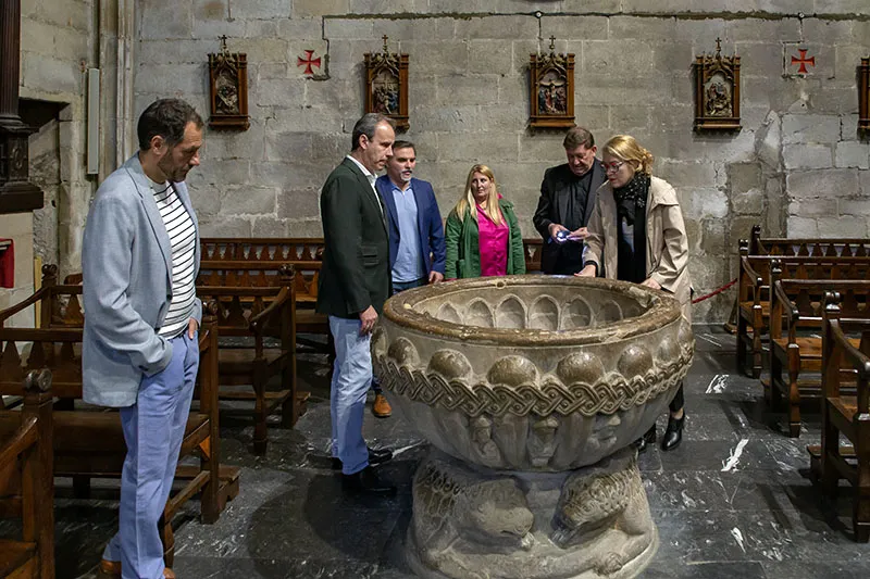  Cultura rehabilitará la pila bautismal del siglo XIII de la colegiata Nuestra Señora del Puerto en Santoña