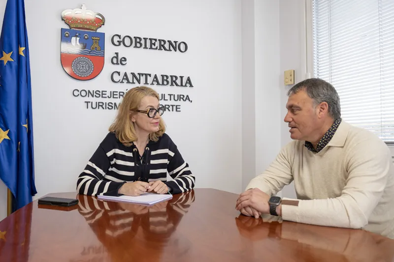  Eva Guillermina Fernández estudia con el alcalde de Ruesga la creación de una nueva infraestructura deportiva en el municipio