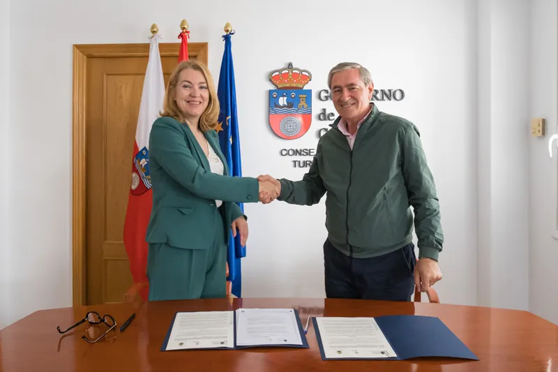  Deporte y Ayuntamiento de Suances firman el convenio para reponer el pavimento del pabellón polideportivo municipal de Hinojedo ‘Iván Gutiérrez’