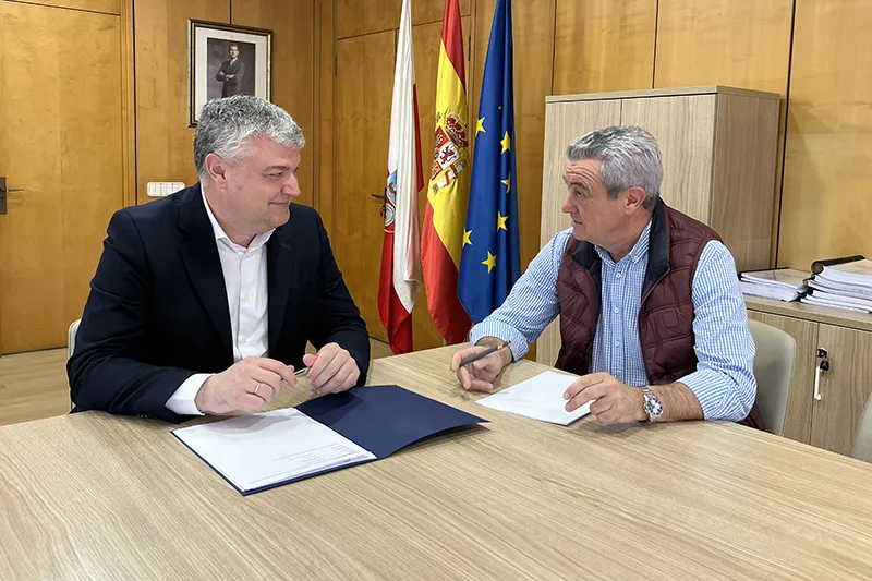  Agüeros analiza con el alcalde de Polaciones las medidas del Gobierno de Cantabria para apoyar a los municipios en riesgo de despoblación