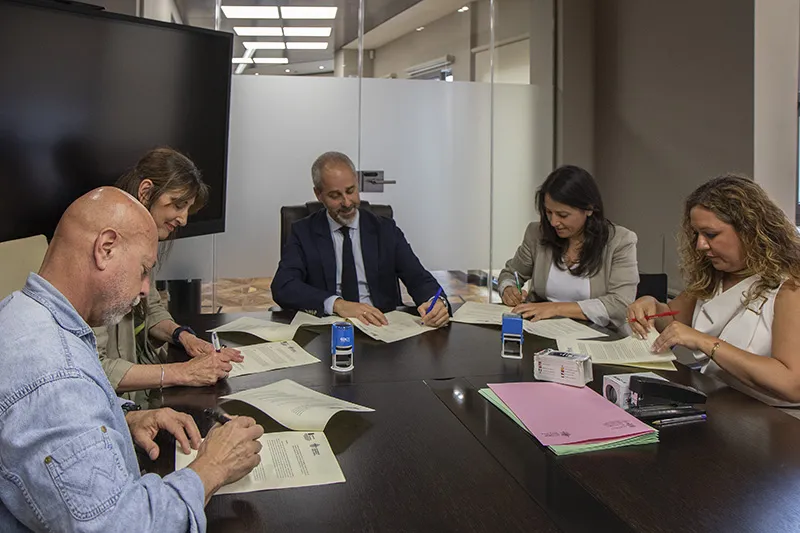  El Gobierno cántabro firma por unanimidad con los cuatro sindicatos de la Mesa Sectorial de Educación el modelo de dotación de personal de las aulas de 1 año