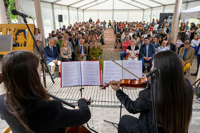  Silva felicita la vocación didáctica del IES Estelas de Cantabria en la celebración de su 25 aniversario