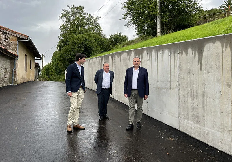  Fomento finaliza los trabajos de ampliación de un vial en Udías que dotará de mayor seguridad a sus vecinos