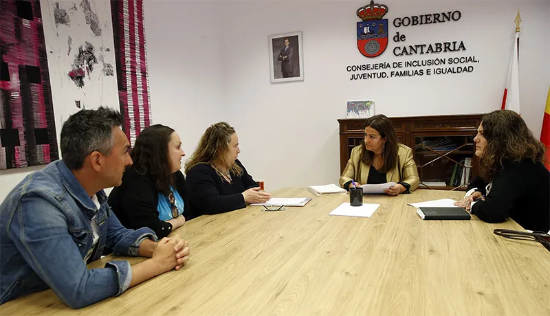  El Gobierno estudiará distintas iniciativas para ayudar a la Asociación Apapachando que trabaja con las familias que tienen niños con enfermedades raras y sin diagnóstico