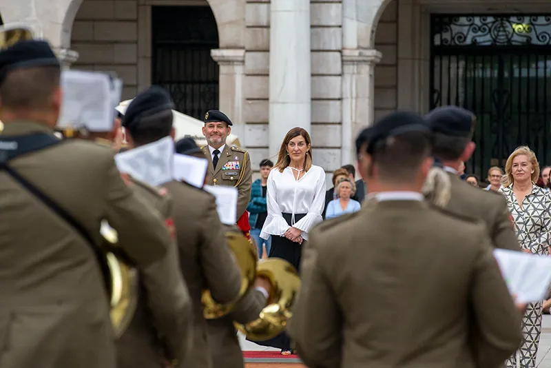  Buruaga asiste al izado de bandera con motivo del décimo aniversario de la proclamación del Rey Felipe VI