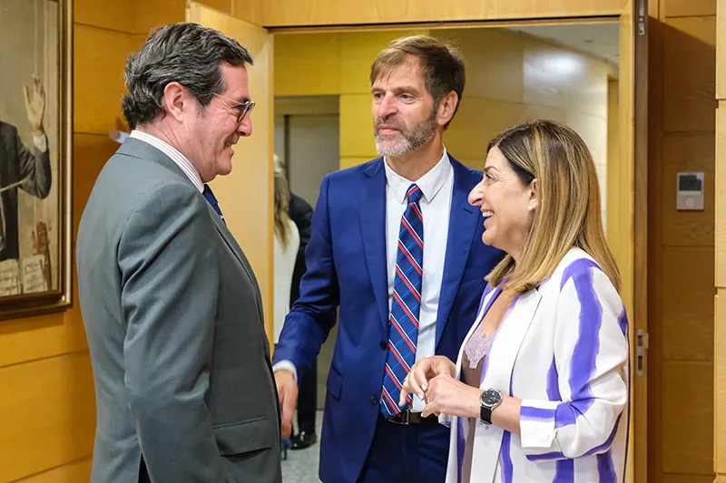  Buruaga aborda con Garamendi la agenda de reformas de Cantabria y la «preocupante» situación política de España