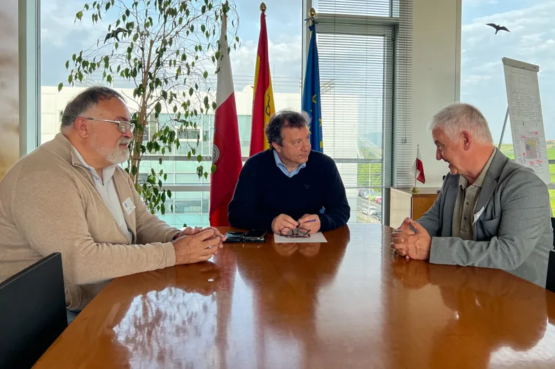  Palencia analiza con el alcalde de Villaescusa varias actuaciones para mejorar la red de infraestructuras agrarias del municipio