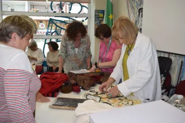  María Jesús Pérez Díaz se jubila tras 27 años al frente de la Escuela municipal de trajes regionales de Piélagos y cede su testigo a Mari Vega Revuelta