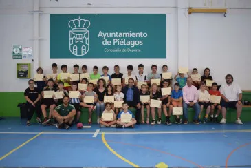  Cerca de 40 niños y niñas participaron en el V Campus de verano de la Escuela municipal de balonmano de Piélagos en Vioño