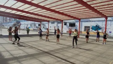  Más de 60 participantes practican zumba y pilates en el primero de los tres turnos del Programa ‘Deporte en familia’ del Ayuntamiento de Piélagos