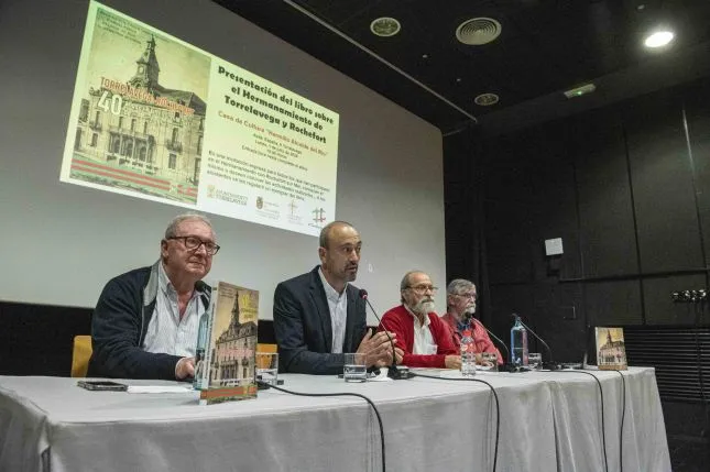  Presentado el libro ‘Torrelavega-Rochefort. 40 años de Hermanamiento, 40 años de Amistad’