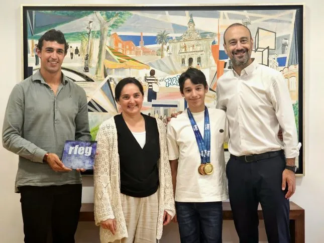  López Estrada recibe al gimnasta Nacho González tras proclamarse Campeón de España junior