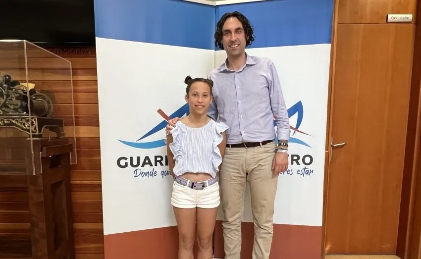  EL ALCALDE FELICITA A ARIA AMO, GANADORA DEL ACCÉSIT DE MICRORRELATOS DEL GOBIERNO DE CANTABRIA CON MOTIVO DEL DÍA DEL LIBRO