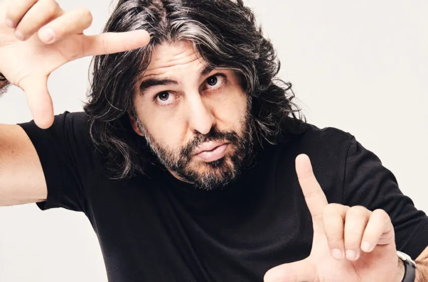 San Vicente de la Barquera se prepara para una noche de risas con J.J. Vaquero
