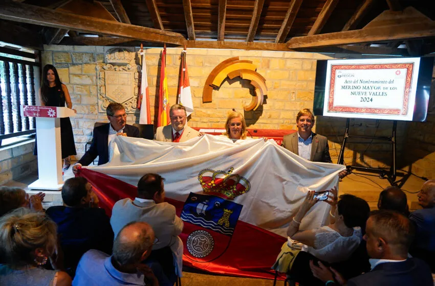  La Presidenta del Parlamento Entrega la Bandera de Cantabria al Alcalde de Reocín