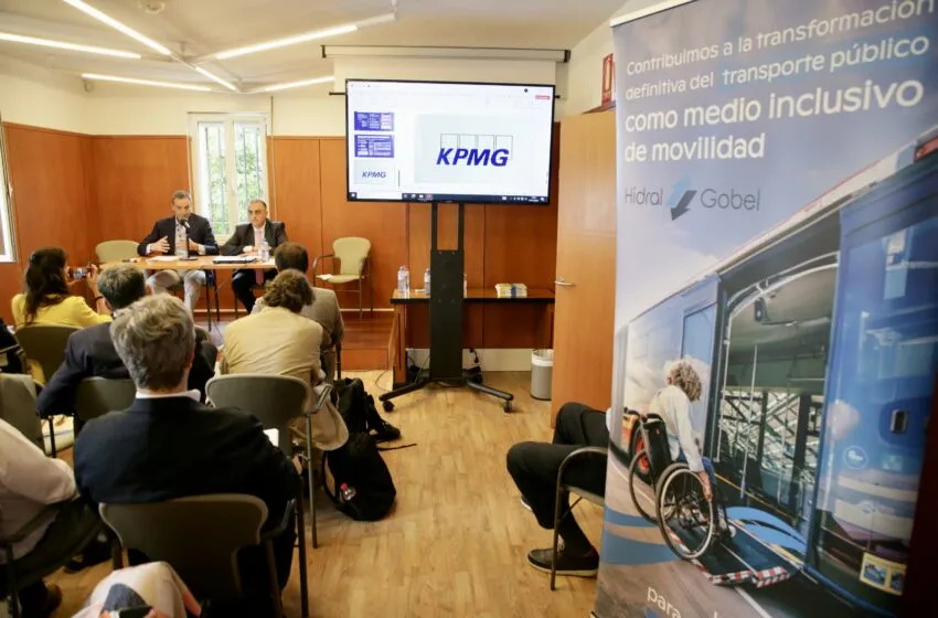 Noticias de Cantabria | El Cántabro | Roberto Media expone en la UIMP la importancia estratégica del autobús en el transporte de Cantabria