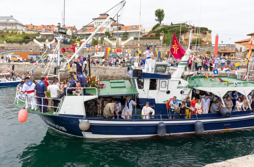  La procesión marítima en honor al Santo Cristo del Amparo vuelve a congregar a centenares de personas en Comillas