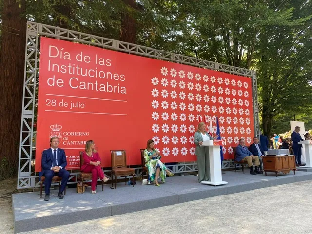 Noticias de Cantabria | El Cántabro | La Presidenta del Parlamento eealiza un reconocimiento a la emigración a través de las Casas de Cantabria en el Día de las Instituciones