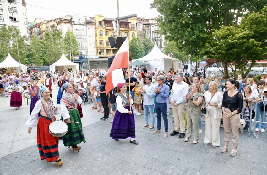 Noticias de Cantabria | El Cántabro | El Gobierno participa en el Pasacalles Cántabro con motivo del Día de las Instituciones