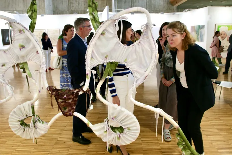 Eva Guillermina Fernández ha inaugurado la feria de ArteSantader que inicia una nueva etapa bajo la dirección de Mónica Álvarez Careaga