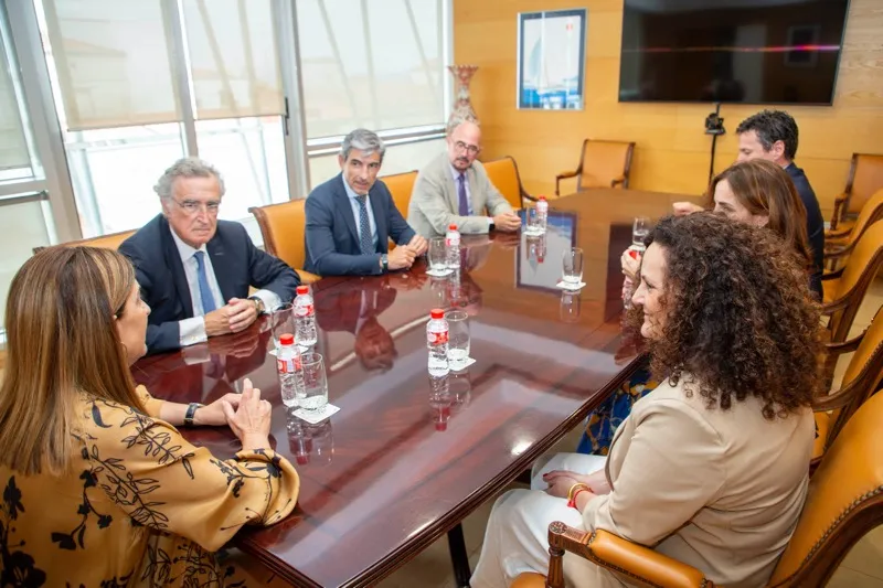 Noticias de Cantabria | El Cántabro | La presidenta aborda con la consejera delegada de AXA España el nuevo centro médico del Hospital Mompía en Santander
