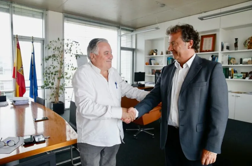 Noticias de Cantabria | El Cántabro | Palencia aborda con el alcalde de Udías la mejora de la red de infraestructuras agrarias del municipio