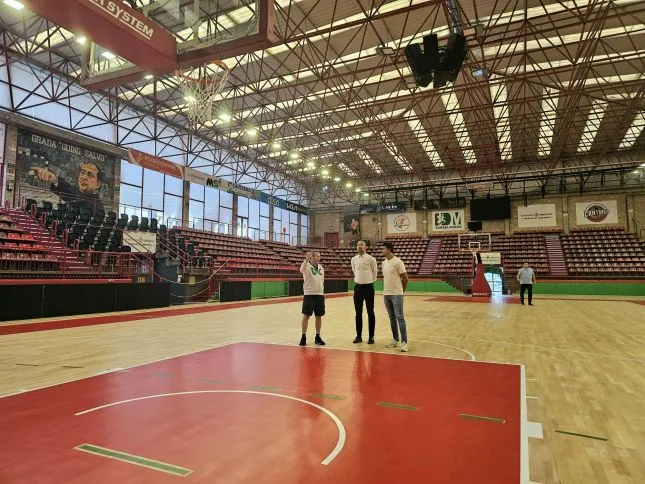 Noticias de Cantabria | El Cántabro | El pabellón Vicente Trueba estrena canastas y renueva su parquet