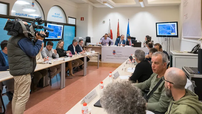 Noticias de Cantabria | El Cántabro | Fomento convoca el jueves 11 de forma urgente la Mesa del ferrocarril para pedir explicaciones por la interrupción del servicio en la vía Palencia-Santander