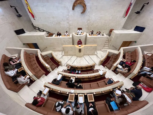 Noticias de Cantabria | El Cántabro | 60.000 ESCOLARES VISITAN EL PARLAMENTO CON EL PROGRAMA ‘ESCUELA EN DEMOCRACIA’