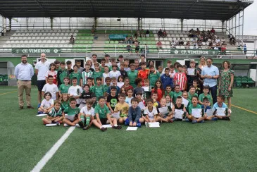 162 niños y niñas con edades comprendidas entre los 5 y los 14 años participan en el Campus de fútbol de verano organizado por el Club Vimenor en Vioño