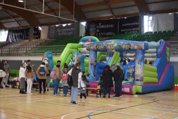  El Ayuntamiento traslada al polideportivo de Liencres los hinchables infantiles y el reparto de golosinas de la Fiesta del Turista debido a la lluvia