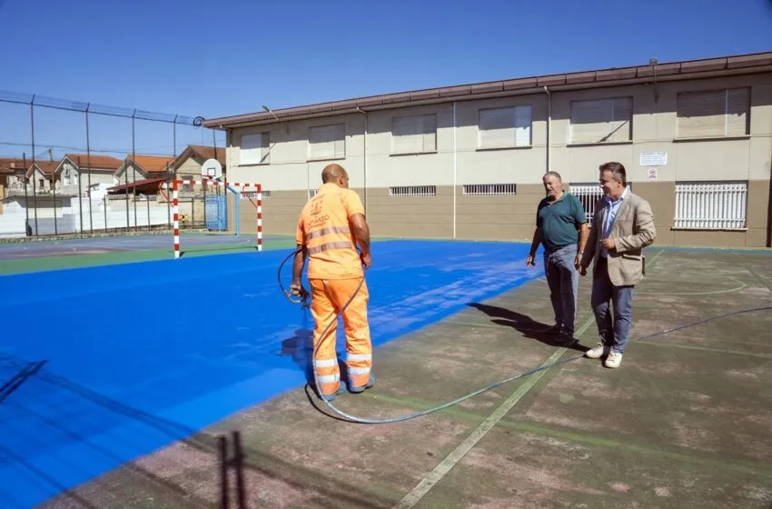  El Ayuntamiento acondiciona la pista multideportiva al aire libre del CEIP Pedro Velarde de cara al comienzo del curso escolar