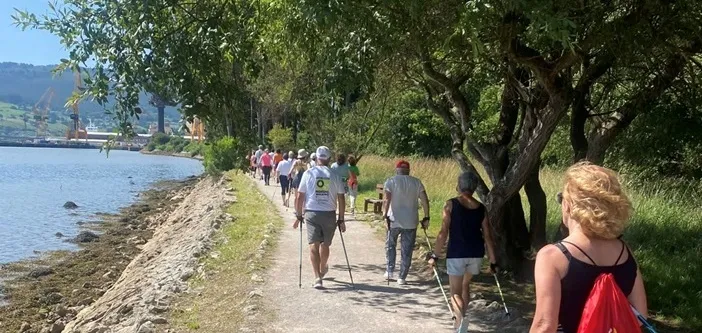  Camargo oferta una actividad deportiva dirigida a los mayores centrada en la disciplina de la marcha nórdica