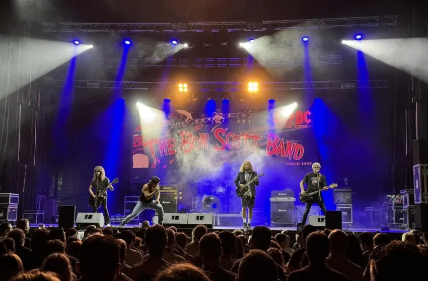 Noticias de Cantabria | El Cántabro | El rock se apodera del segundo día de la Semana Grande con un tributo a AC/DC y las bandas locales