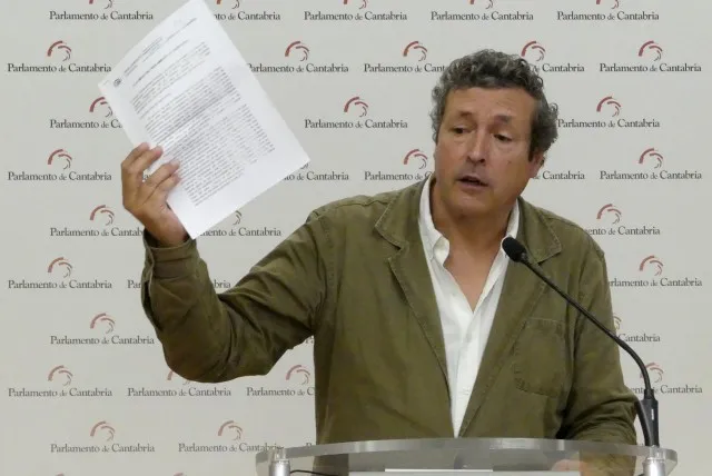 Fernández: «Sánchez, comprando a los catalanes; Zuloaga vendiendo a los cántabros»