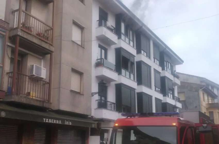  Bomberos del Gobierno extinguen un incendio en una vivienda de Ampuero