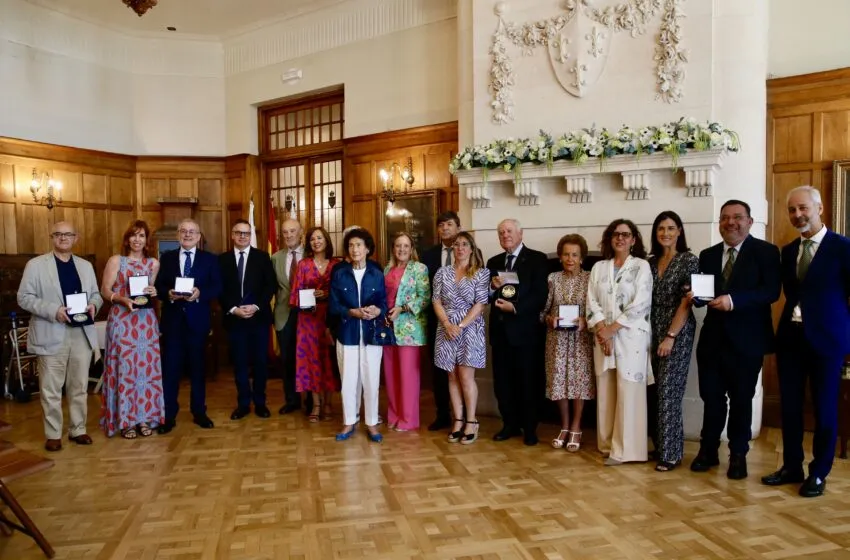 Noticias de Cantabria | El Cántabro | Urrutia y Silva asisten a la entrega de medallas conmemorativas del 90 aniversario de la UIMP