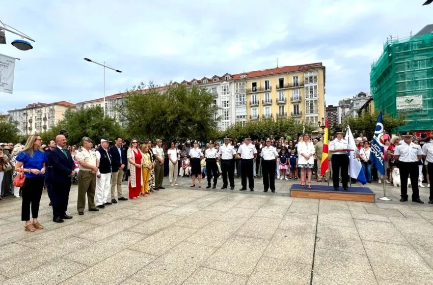  El Gobierno asiste a la parada naval con motivo del bicentenario de la Policía Nacional