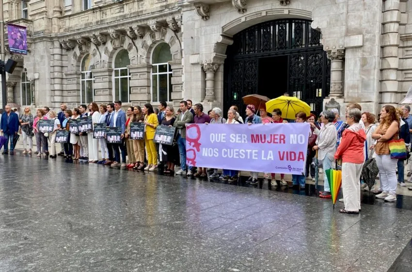 Noticias de Cantabria | El Cántabro | Santander guarda un minuto de silencio en memoria de las víctimas de violencia de género de agosto de 2024