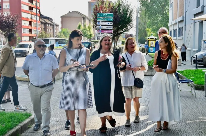  La alcaldesa supervisa las obras de mejora lumínica de la zona infantil del parque Manuel Llano