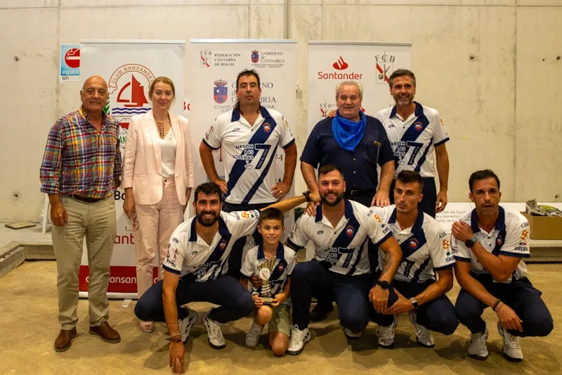 Noticias de Cantabria | El Cántabro | Eva Guillermina Fernández asiste a la final de la Copa Federación Cántabra de Bolos, en la que se proclamó campeona la peña bolística de Oreña