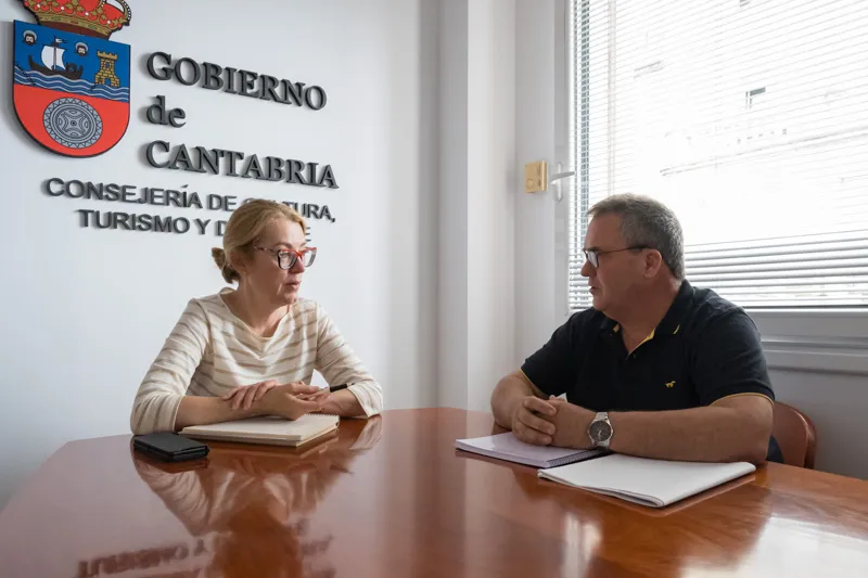  Eva Guillermina Fernández y el alcalde de Liendo abordan las principales demandas del municipio en el ámbito cultural y deportivo